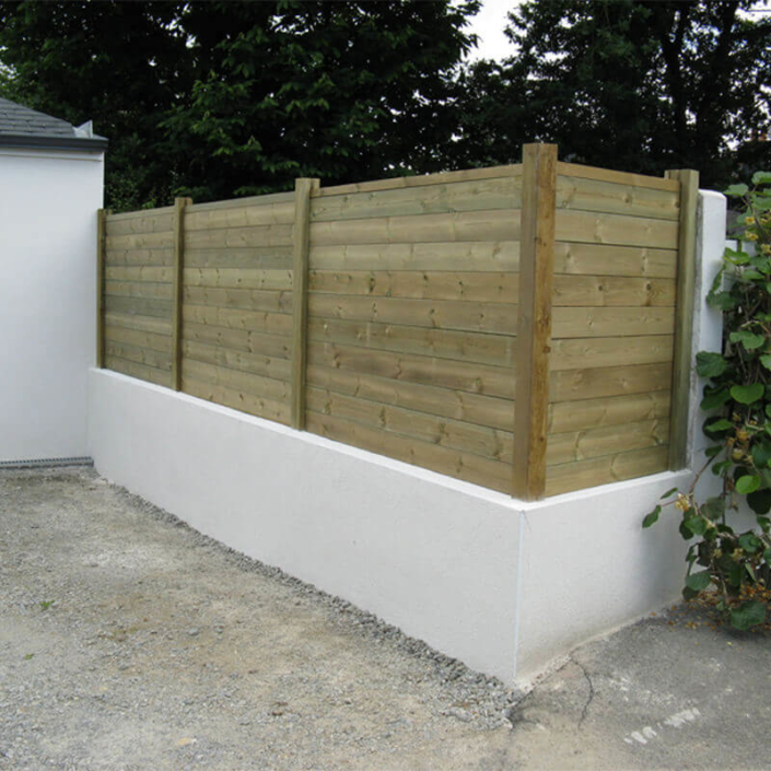 Claustra lamelles horizontales bois surélevée sur un muret de parpaing, clôture et portail - Morisseau Paysagistes Nantes