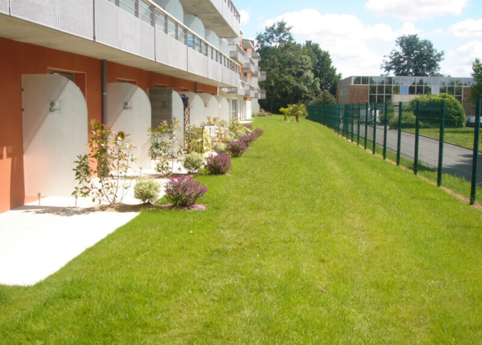 Entretien des espaces verts, taille d'arbustes, tonte pelouse, entretien de jardin pour les professionnels - Morisseau Paysagistes Nantes