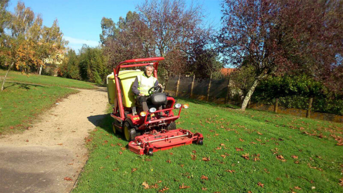 Entretien des espaces verts, taille d'arbustes, tonte pelouse, entretien de jardin pour les professionnels - Morisseau Paysagistes Nantes