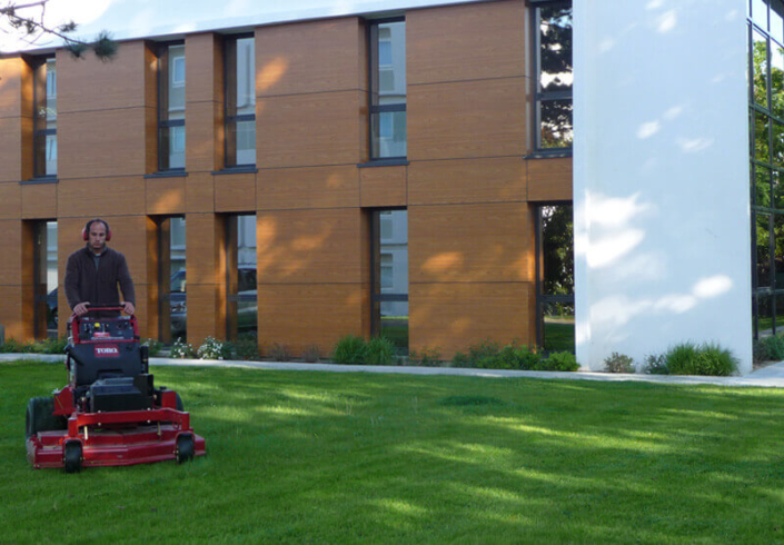 Entretien des espaces verts, taille d'arbustes, tonte pelouse, entretien de jardin pour les professionnels - Morisseau Paysagistes Nantes